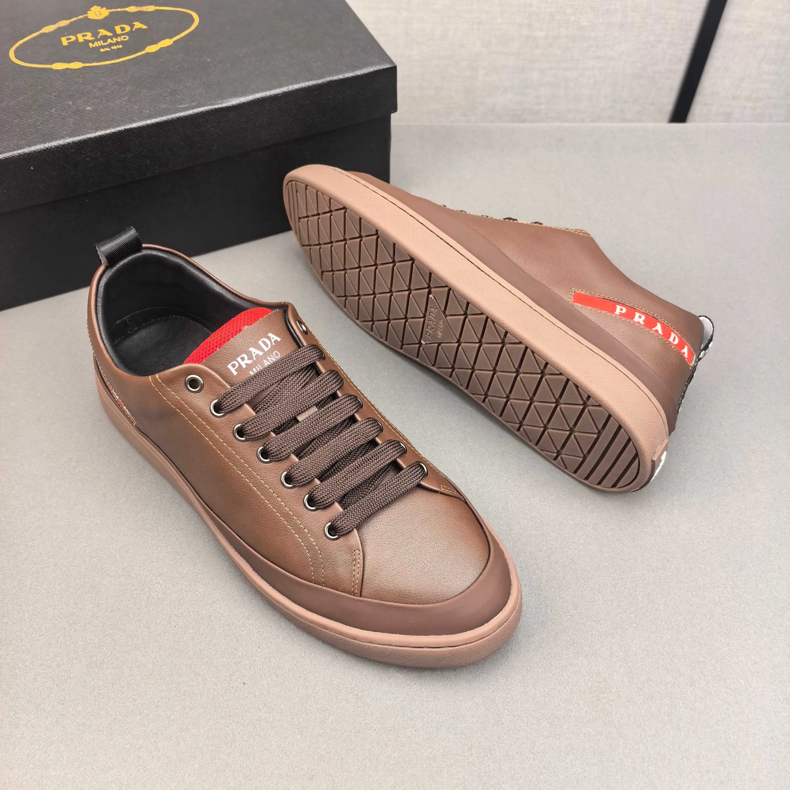 PP400👟👟👟Prada set off the audience! Prada, an international brand that is constantly innovating, this men's casual shoe, the original version, made of cowhide leather at a ratio of one to one at the store, with leather feet and rubber non-slip outsole, breathable and comfortable, quality speaks for itself👄38-44